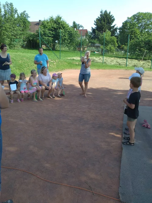Fotogalerie MŠ Červená Hora - Rozloučení s předškoláky - šipkovaná, hry na hřišti, červen, foto 26/31