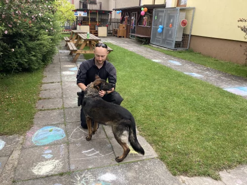 Fotogalerie MŠ Červená Hora - Psovodi v MŠ, foto 2/20