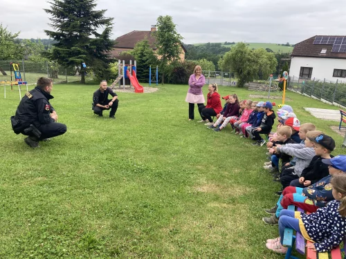 Fotogalerie MŠ Červená Hora - Psovodi v MŠ, foto 4/20