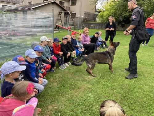 Fotogalerie MŠ Červená Hora - Psovodi v MŠ, foto 7/20