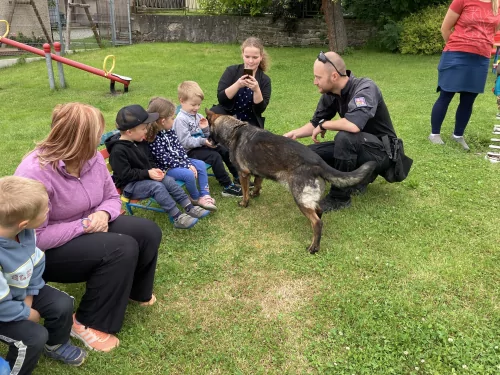 Fotogalerie MŠ Červená Hora - Psovodi v MŠ, foto 8/20