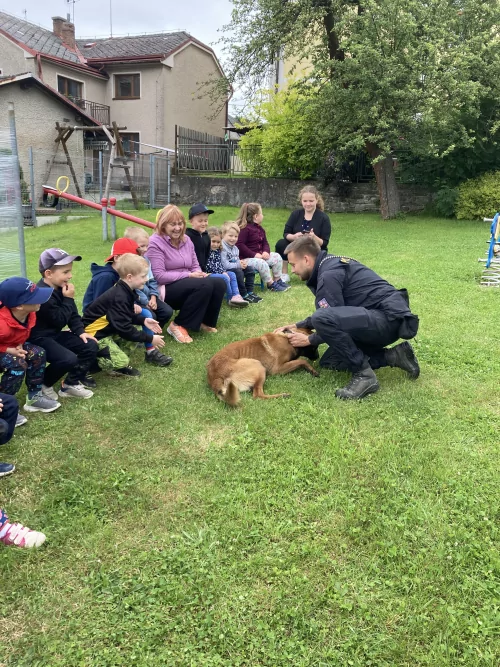 Fotogalerie MŠ Červená Hora - Psovodi v MŠ, foto 10/20