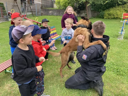 Fotogalerie MŠ Červená Hora - Psovodi v MŠ, foto 11/20