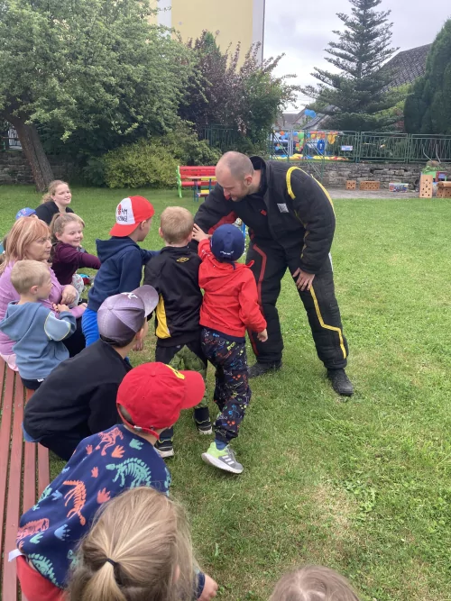 Fotogalerie MŠ Červená Hora - Psovodi v MŠ, foto 13/20