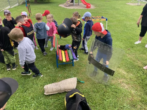 Fotogalerie MŠ Červená Hora - Psovodi v MŠ, foto 16/20