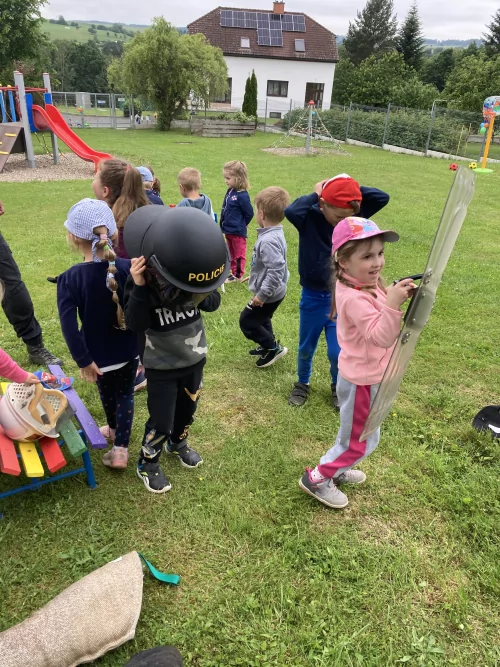 Fotogalerie MŠ Červená Hora - Psovodi v MŠ, foto 17/20