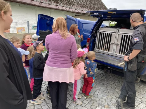 Fotogalerie MŠ Červená Hora - Psovodi v MŠ, foto 19/20