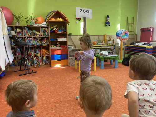 Fotogalerie MŠ Červená Hora - Představení- V ZOO, foto 7/12