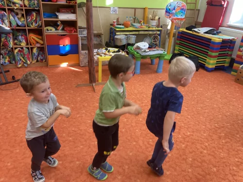 Fotogalerie MŠ Červená Hora - Představení- V ZOO, foto 8/12