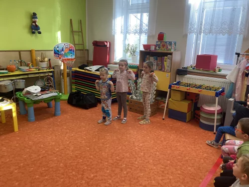 Fotogalerie MŠ Červená Hora - Představení- V ZOO, foto 9/12