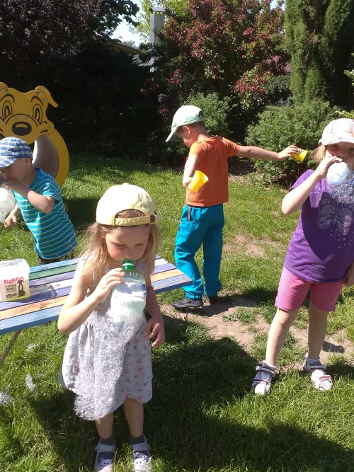 Fotogalerie MŠ Červená Hora - Dětský den s MŠ Olešnice v naší škole -  pokusy a hry na zahradě, foto 2/6