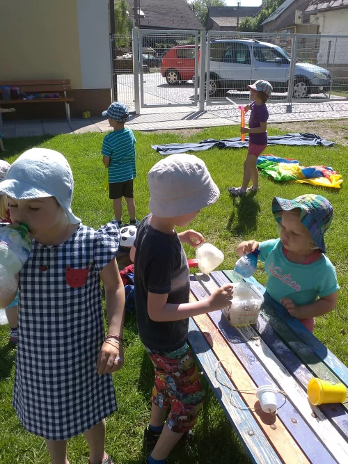 Fotogalerie MŠ Červená Hora - Dětský den s MŠ Olešnice v naší škole -  pokusy a hry na zahradě, foto 3/6