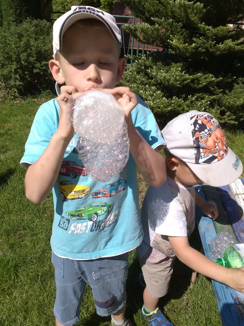 Fotogalerie MŠ Červená Hora - Dětský den s MŠ Olešnice v naší škole -  pokusy a hry na zahradě, foto 4/6
