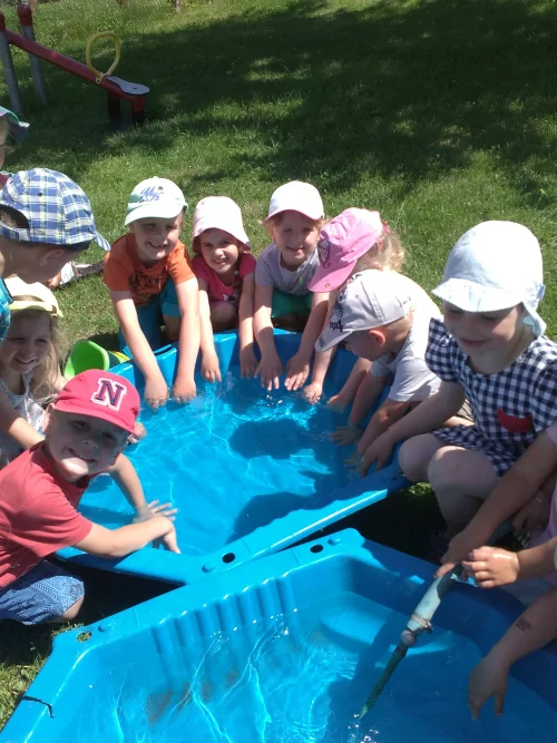 Fotogalerie MŠ Červená Hora - Dětský den s MŠ Olešnice v naší škole -  pokusy a hry na zahradě, foto 6/6