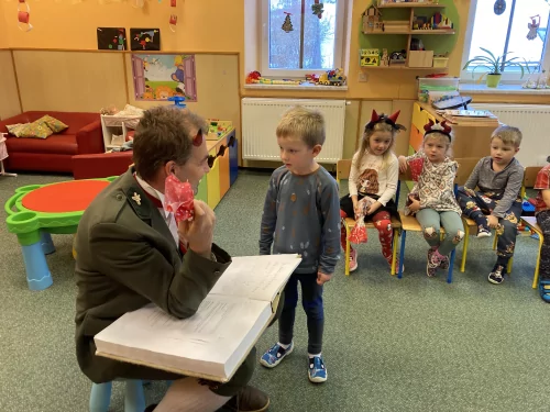 Fotogalerie MŠ Červená Hora - Čert z Vízmburku u nás v MŠ, foto 1/20