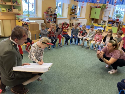 Fotogalerie MŠ Červená Hora - Čert z Vízmburku u nás v MŠ, foto 14/20