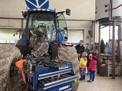 Fotogalerie MŠ Červená Hora - Návštěva v dílně p. Jiránka, foto 5/9