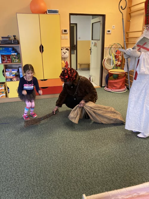 Fotogalerie MŠ Červená Hora - Mikuláš s čertem, foto 10/24