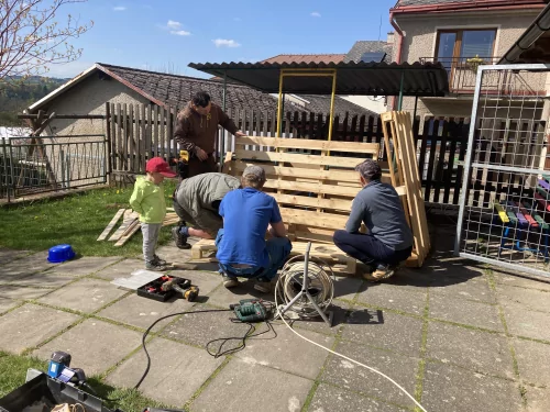 Fotogalerie MŠ Červená Hora - Dílna s tatínky-kuchyňka a ponk, foto 3/15