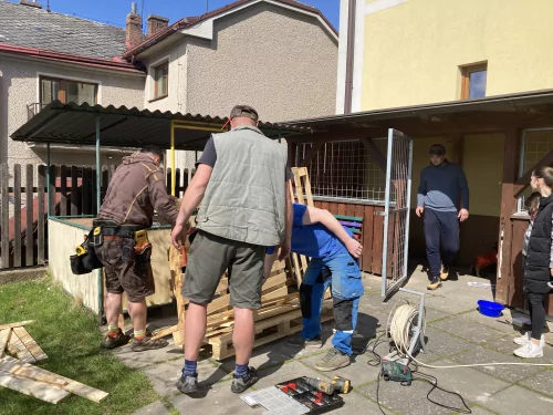 Fotogalerie MŠ Červená Hora - Dílna s tatínky-kuchyňka a ponk, foto 5/15