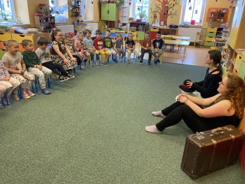 Fotogalerie MŠ Červená Hora - O sněhové vločce- čtení s Kristýnkou a Terkou z knihovny v Č. Kostelci, foto 2/18