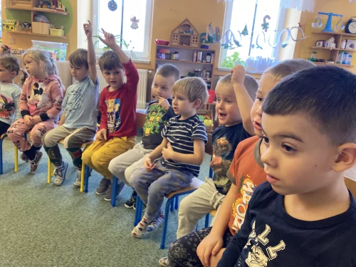 Fotogalerie MŠ Červená Hora - O sněhové vločce- čtení s Kristýnkou a Terkou z knihovny v Č. Kostelci, foto 3/18