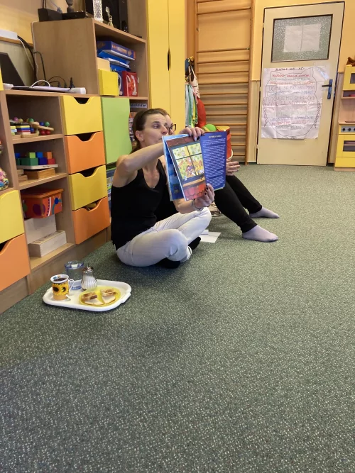 Fotogalerie MŠ Červená Hora - O sněhové vločce- čtení s Kristýnkou a Terkou z knihovny v Č. Kostelci, foto 4/18