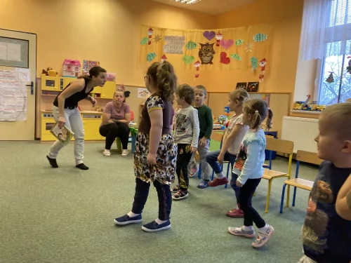 Fotogalerie MŠ Červená Hora - O sněhové vločce- čtení s Kristýnkou a Terkou z knihovny v Č. Kostelci, foto 5/18