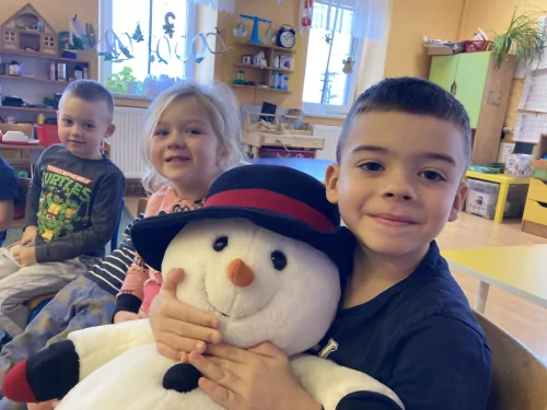 Fotogalerie MŠ Červená Hora - O sněhové vločce- čtení s Kristýnkou a Terkou z knihovny v Č. Kostelci, foto 6/18