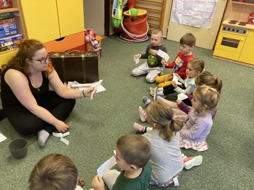 Fotogalerie MŠ Červená Hora - O sněhové vločce- čtení s Kristýnkou a Terkou z knihovny v Č. Kostelci, foto 7/18