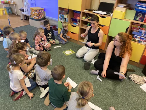 Fotogalerie MŠ Červená Hora - O sněhové vločce- čtení s Kristýnkou a Terkou z knihovny v Č. Kostelci, foto 8/18