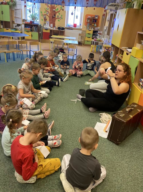 Fotogalerie MŠ Červená Hora - O sněhové vločce- čtení s Kristýnkou a Terkou z knihovny v Č. Kostelci, foto 9/18