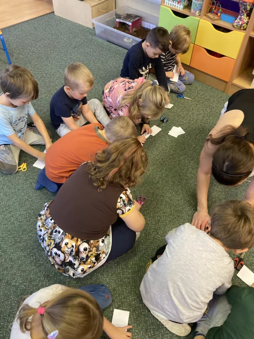 Fotogalerie MŠ Červená Hora - O sněhové vločce- čtení s Kristýnkou a Terkou z knihovny v Č. Kostelci, foto 10/18