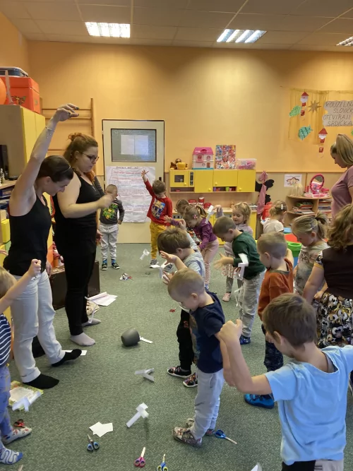 Fotogalerie MŠ Červená Hora - O sněhové vločce- čtení s Kristýnkou a Terkou z knihovny v Č. Kostelci, foto 14/18