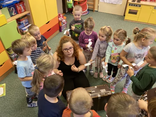 Fotogalerie MŠ Červená Hora - O sněhové vločce- čtení s Kristýnkou a Terkou z knihovny v Č. Kostelci, foto 15/18