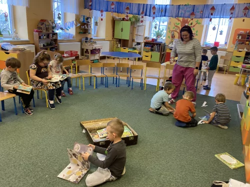 Fotogalerie MŠ Červená Hora - O sněhové vločce- čtení s Kristýnkou a Terkou z knihovny v Č. Kostelci, foto 18/18