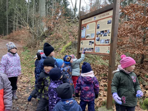 Fotogalerie MŠ Červená Hora - Výlet na hrad Vízmburk za čerty, foto 6/22