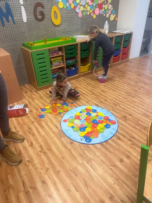 Fotogalerie MŠ Červená Hora - Výlet Domino Hronov, foto 3/28