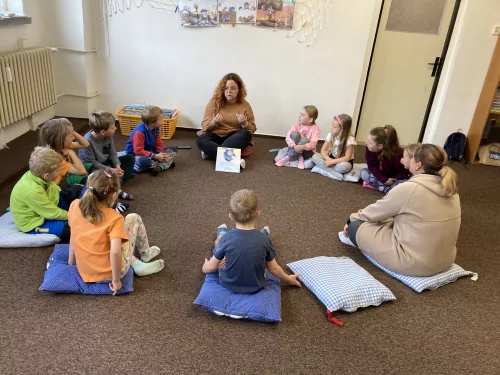 Fotogalerie MŠ Červená Hora - Návštěva knihovny v Červeném Kostelci -předškoláci, foto 2/16