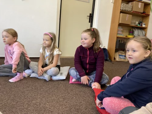 Fotogalerie MŠ Červená Hora - Návštěva knihovny v Červeném Kostelci -předškoláci, foto 5/16