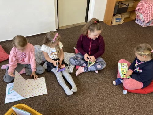 Fotogalerie MŠ Červená Hora - Návštěva knihovny v Červeném Kostelci -předškoláci, foto 11/16