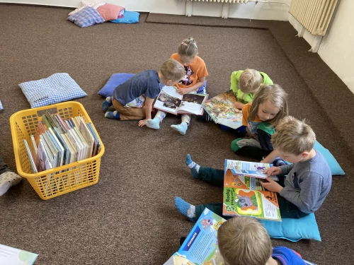 Fotogalerie MŠ Červená Hora - Návštěva knihovny v Červeném Kostelci -předškoláci, foto 12/16