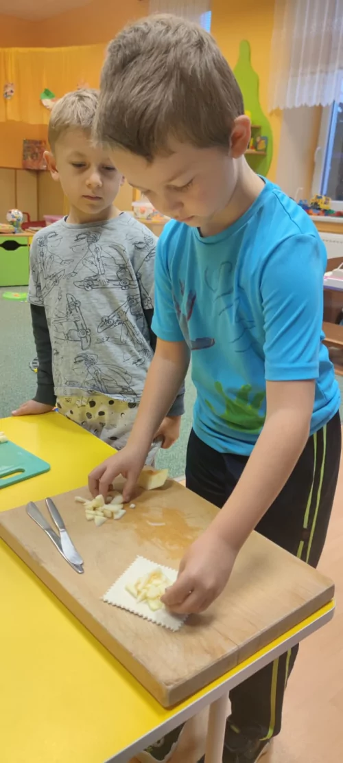 Fotogalerie MŠ Červená Hora - Jablíčkové tvoření, foto 3/11