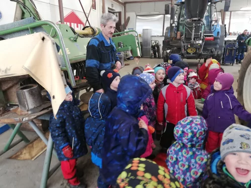 Fotogalerie MŠ Červená Hora - Traktory - exkurze u pana M. Jiránka, 25. února, foto 2/20
