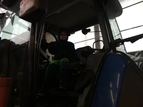 Fotogalerie MŠ Červená Hora - Traktory - exkurze u pana M. Jiránka, 25. února, foto 4/20