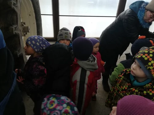 Fotogalerie MŠ Červená Hora - Traktory - exkurze u pana M. Jiránka, 25. února, foto 7/20