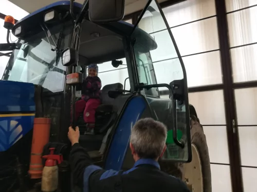 Fotogalerie MŠ Červená Hora - Traktory - exkurze u pana M. Jiránka, 25. února, foto 9/20