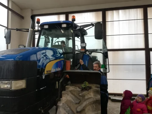 Fotogalerie MŠ Červená Hora - Traktory - exkurze u pana M. Jiránka, 25. února, foto 13/20
