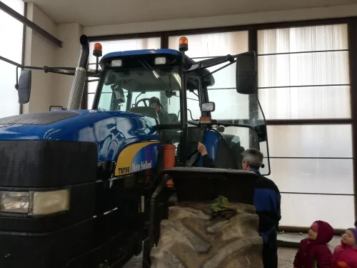 Fotogalerie MŠ Červená Hora - Traktory - exkurze u pana M. Jiránka, 25. února, foto 14/20