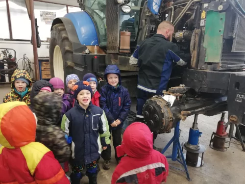 Fotogalerie MŠ Červená Hora - Traktory - exkurze u pana M. Jiránka, 25. února, foto 15/20